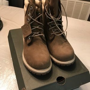 BRAND NEW OLIVE GREEN TIMBERLAND BOOTS (WOMENS)